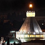 La basilique de l'Annonciation pendant la nuit. מעל כולם